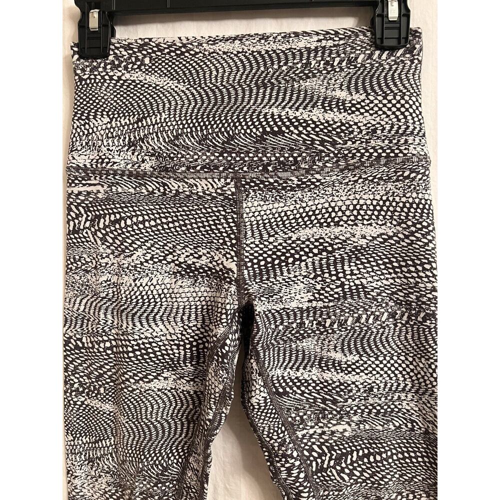 LULULEMON Hi Rise Soft Gray abstract feather pattern Capri Leggings Yoga sz 6